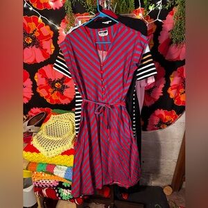 LINDSAY'S CLOSET #106 1970's Retro Striped V-Neck Tie Belt Dress